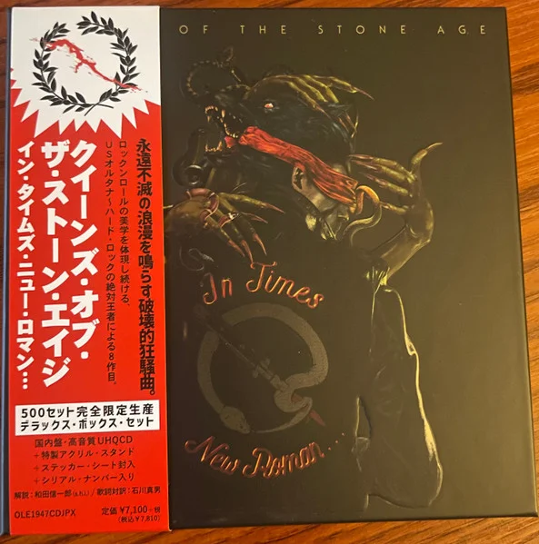 Queens of the Stone Age – In Times New Roman... CD viršelis